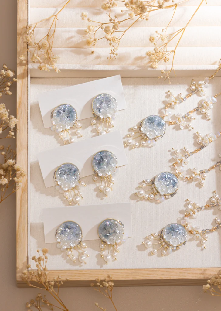 resin pearl earrings and necklace set with real flowers and gold-plated accents from the Mist Tide Series P01